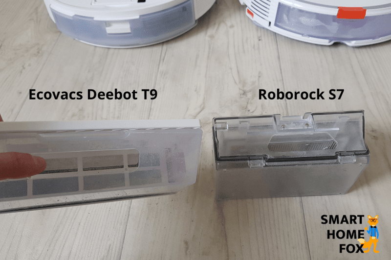 Die mobilen Staubbehälter des Roborock S7 und des Ecovacs Deebot T9 liegen auf dem Boden nebeneinander